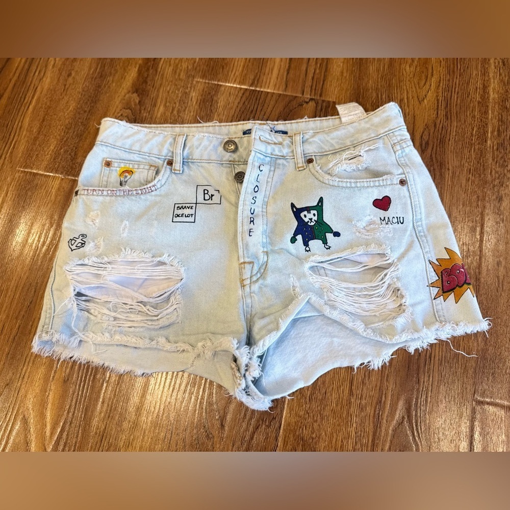 Pull&bear Stylish Light Blue Ripped Denim Shorts with Patches (EU 36)